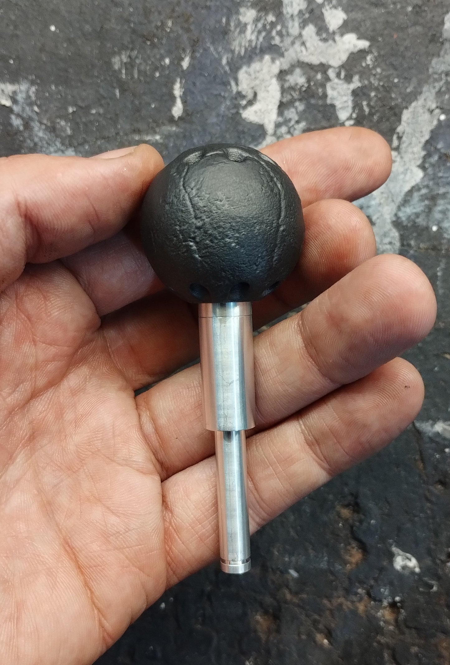 CONCRETE-LIKE HOLLOW BALLTOP