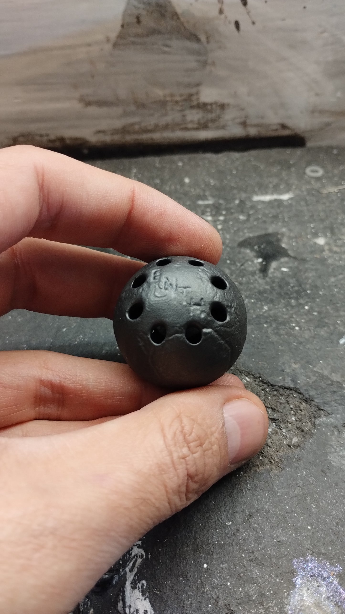 CONCRETE-LIKE HOLLOW BALLTOP